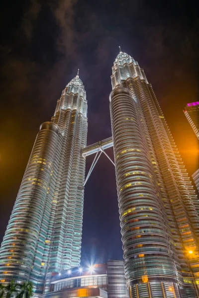 Petronas Towers σε νυχτερινή σκηνή στην Κουάλα Λουμπούρ, Μαλαισία — Φωτογραφία Αρχείου