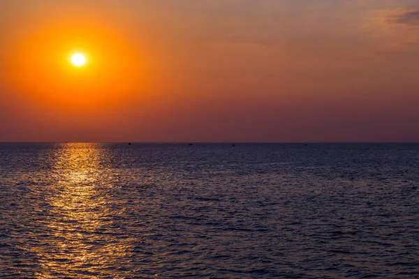 Céu dramático com nuvem ao pôr-do-sol — Fotografia de Stock