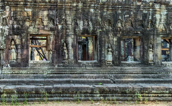 Ventana Angkor Wat, complejo de templos Khmer, Asia. Siem Reap, Camboya — Foto de Stock