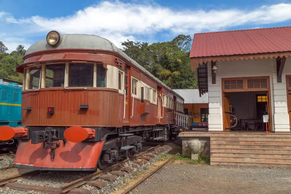 Vieja estación de tren de pasajeros — Foto de Stock