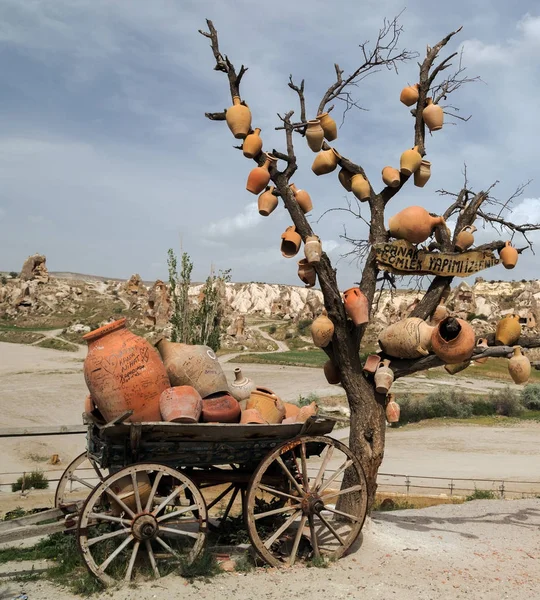 Stary koszyk ceramiczne dzbanki w regionie Kapadocja, Turcja — Zdjęcie stockowe