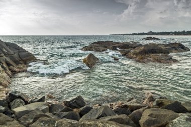 Dalga kayalarda kırılıyor