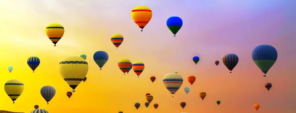 Viele Heißluftballonlandungen — Stockfoto