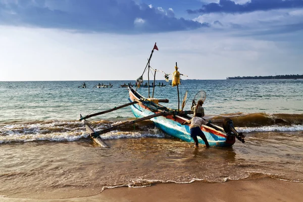 Sri lanka łodzi katamaranie ryb — Zdjęcie stockowe