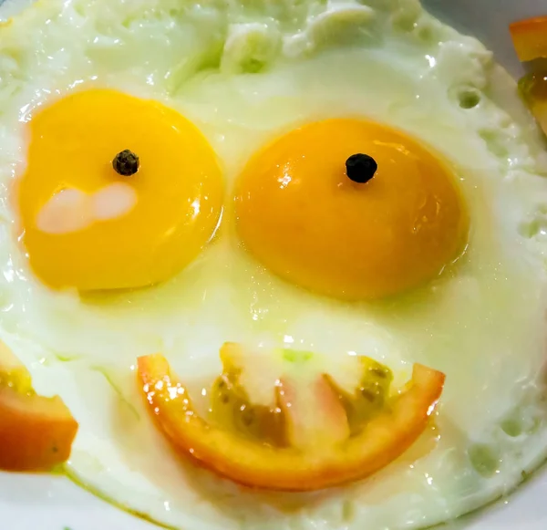 Smažená vejce úsměv žlutá — Stock fotografie