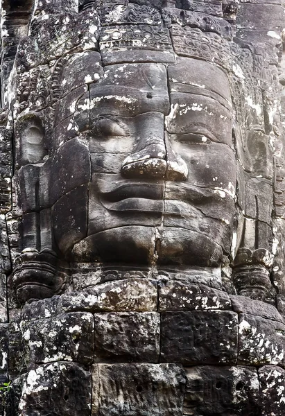 Buddhistisk steinansikt i Bayon Temple Angkor Thom – stockfoto