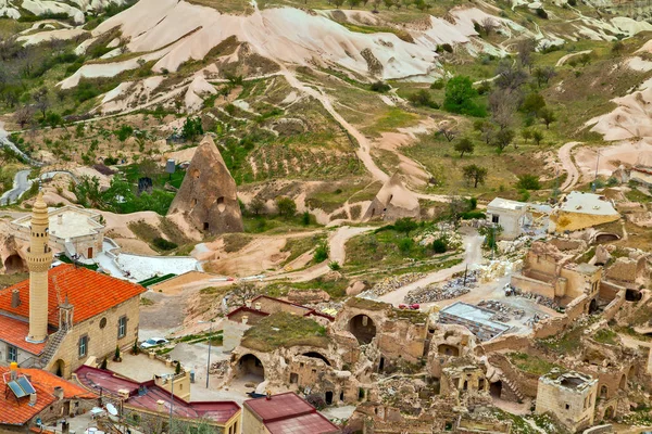 Cidade Velha aldeia de minaretes Goreme, Turquia. Capadócia rural — Fotografia de Stock