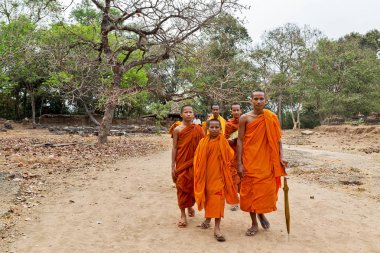 Gün batımından Kamboçya orman mutlu rahipler gülümseme
