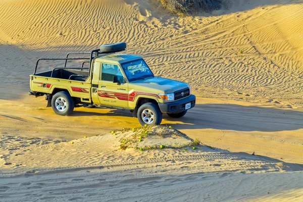 Safari Toyota rally off-road bil 4 x 4 äventyr körning — Stockfoto