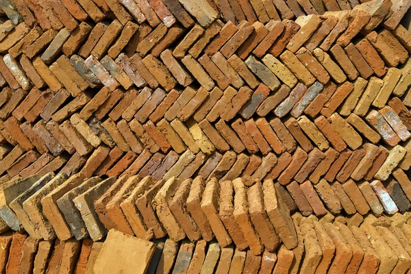 Uma pilha de tijolos encontram-se em um ângulo em linhas diagonais — Fotografia de Stock