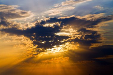 Mavi gökyüzü beyaz bulutlar arka plan erken sabah ile.