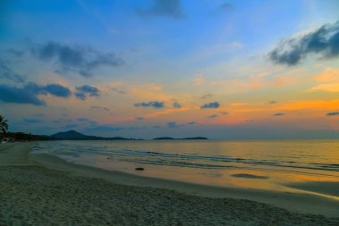 Sunrise Sun mor ve pembe gökyüzü su, colorf yansıması ile