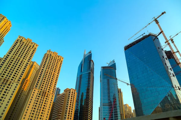 Modern épületek, Dubai, a felhőkarcolók építészet sivatagi Dé — Stock Fotó