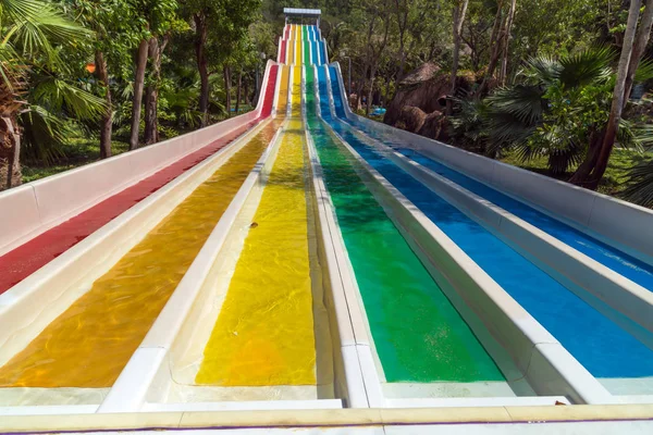 Il multi acquascivolo di plastica colorato in piscina — Foto Stock