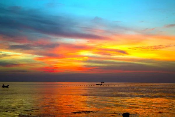 Abstraktní přirozené pozadí oranžové slunce nebe. Krásná obloha. — Stock fotografie
