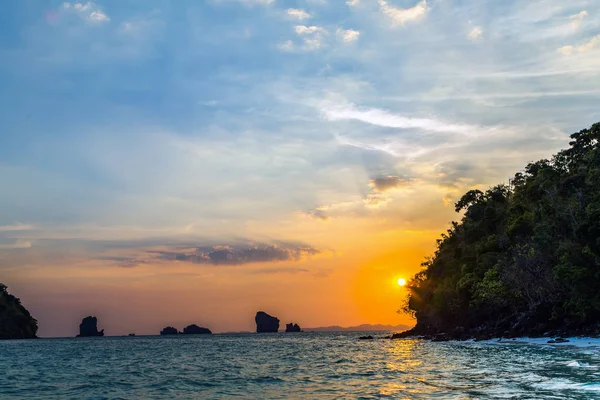 Céu colorido com nuvens ao pôr do sol Seascape — Fotografia de Stock