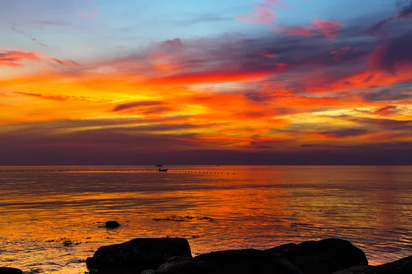 Farbenfroher Himmel mit Wolken bei Sonnenuntergang Meereslandschaft phu quoc Insel, vie — Stockfoto