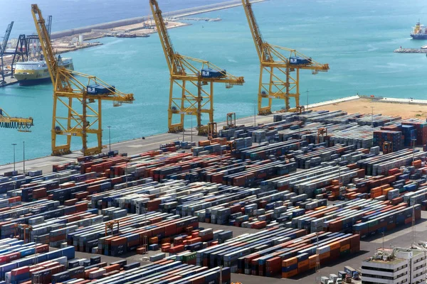 Hafen von barcelona, spanien (es). Container aus der Luft, kommerziell — Stockfoto