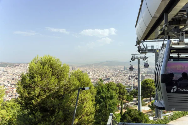 Montjuic Cable Cars operando con un pintoresco paisaje urbano de Barceló — Foto de Stock