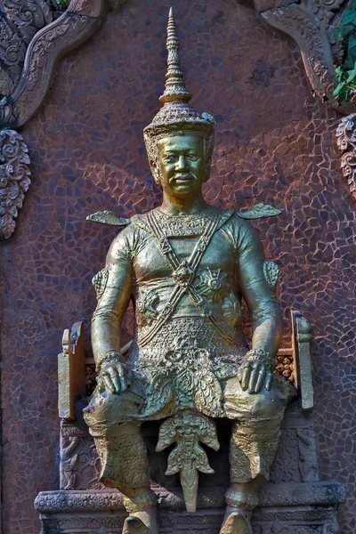 Pomnik króla Svay Yat za świątyni Wat Phnom w Phnom Pe — Zdjęcie stockowe