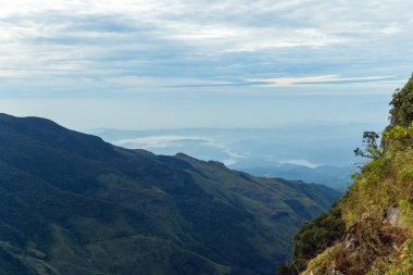 Dünyanın sonu Horton Plains Milli Parkı'nda, Ceylon,