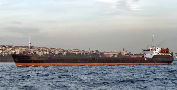 Frachtschiff-Tanker in der internationalen Bosporus-Meerenge — Stockfoto