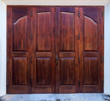 Eski ahşap kahverengi ev kapısı.