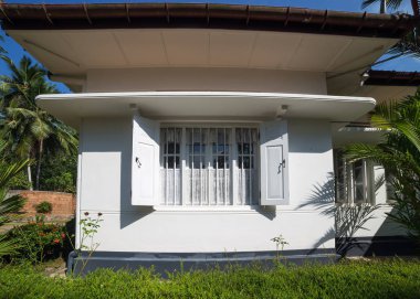 Pencere kepenkleri ahşap duvar ile beyaz boyalı