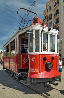 Ünlü vintage kırmızı tramvay Taksim Istanbul, Türkiye