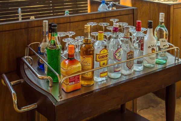 Çeşitli seçim yapmaya hazır bir Restoran Bar şişe