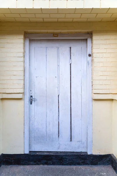Régi, fából készült ház ajtó fehér fából készült fal textúra háttér. — Stock Fotó
