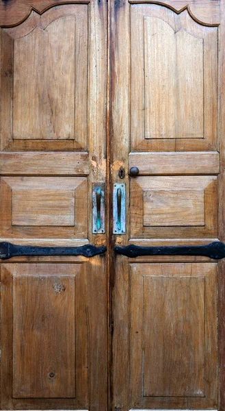 Porta de casa marrom de madeira velha — Fotografia de Stock