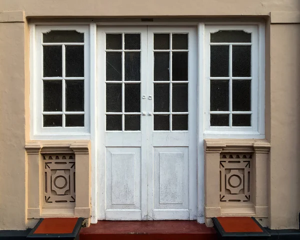 Beyaz panjurlar ile pencere — Stok fotoğraf