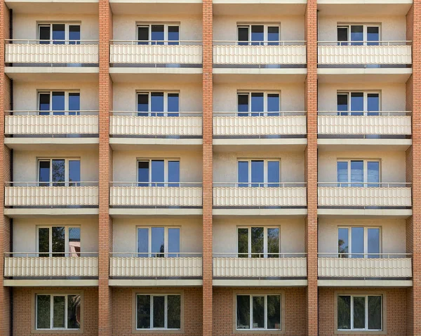 Πρόσοψη ενός σπιτιού κατοικημένο κτήριο windows με άσπρο ξύλινες — Φωτογραφία Αρχείου