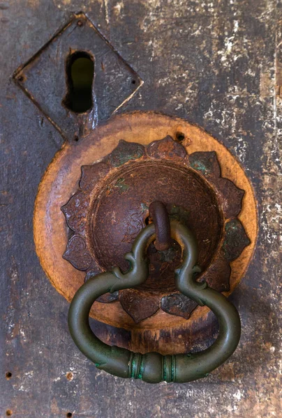 Door handle with lock old wooden entrance doors — Stock Photo, Image