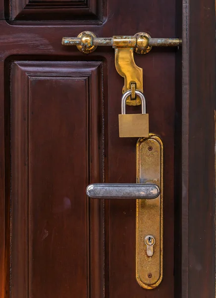 Maçaneta da porta com fechadura velhas portas de entrada de madeira — Fotografia de Stock