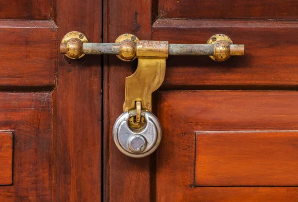 Vintage deur omgaan met oude ouderwets sloten — Stockfoto