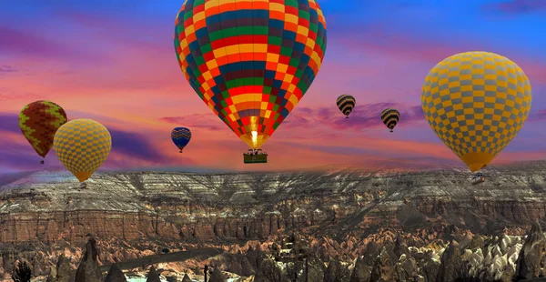 Coloridos globos de aire caliente volando sobre el paisaje en Capadocia Tu —  Fotos de Stock