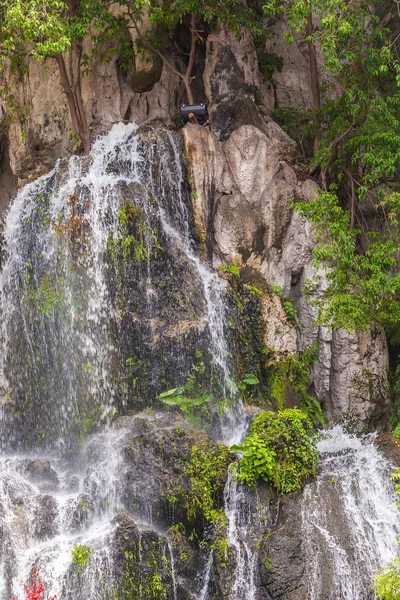 Wodospad w Batu Cave góry w Kuala Lumpur Malezja. — Zdjęcie stockowe