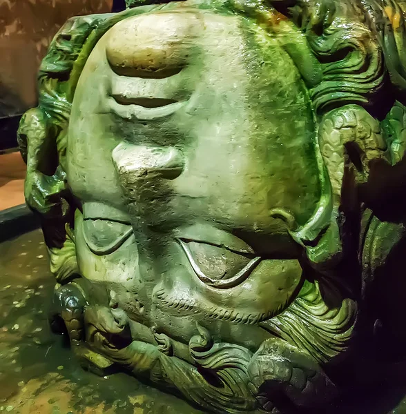 Il secondo pilastro testa Medusa. Basilica Cisterna della città di Ista — Foto Stock