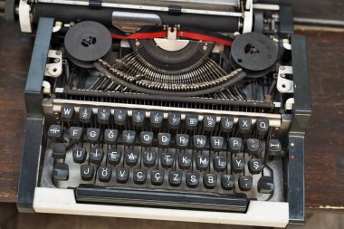 Manuel daktiloda antika ahşap bir masa