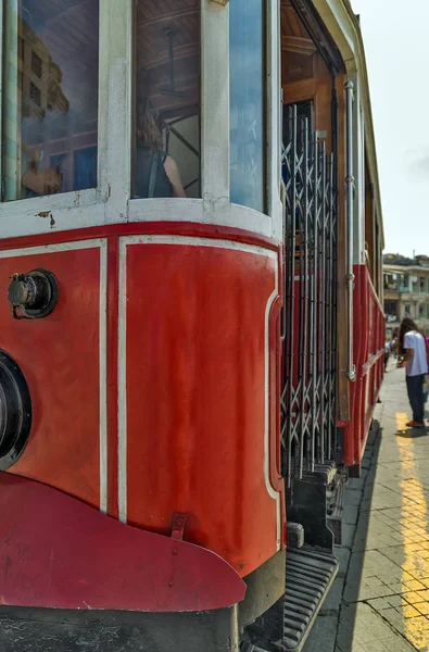 Старомодный красный трамвай на улице с пешеходами — стоковое фото