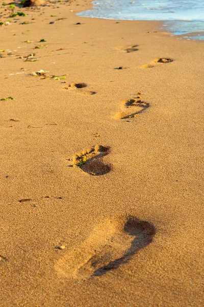 沙子海滩留下足迹与泡沫在日落时间 — 图库照片