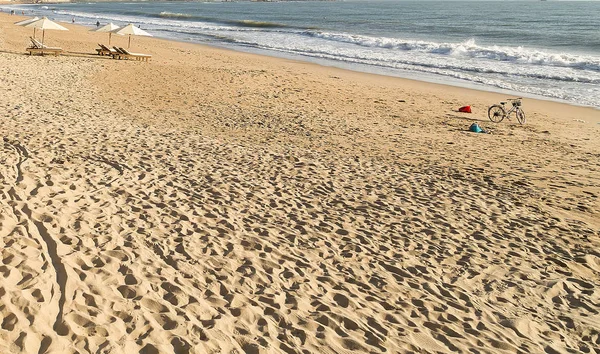 Chairs And Umbrella In sand beach. Background summer vacation se — Stock Photo, Image