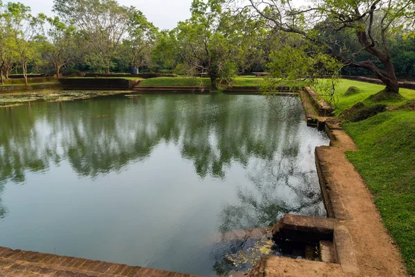 Paisaje de la ruina Royal Gardens and Pools, Lion Rock Sigiriya, A — Foto de Stock