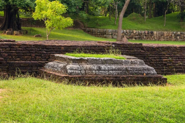 Paisaje de la ruina Royal Gardens and Pools, Lion Rock Sigiriya, A —  Fotos de Stock