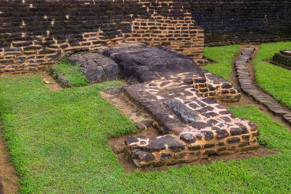 Landschaft der Ruinen königliche Gärten und Pools, Löwenfelsen sigiriya, ein — Stockfoto