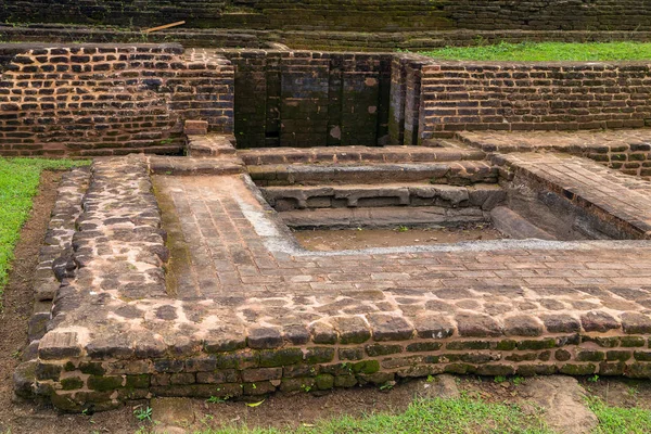 Paesaggio di rovina Giardini Reali e Piscine, Lion Rock Sigiriya, A — Foto Stock