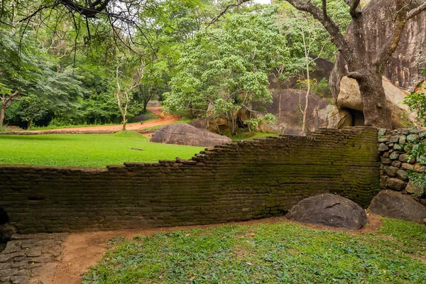Paisaje de la ruina Royal Gardens and Pools, Lion Rock Sigiriya, A —  Fotos de Stock