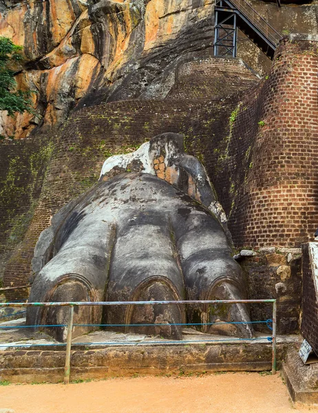 Patas de piedra león decorar la puerta de la fortaleza de Sigiriya, situado — Foto de Stock